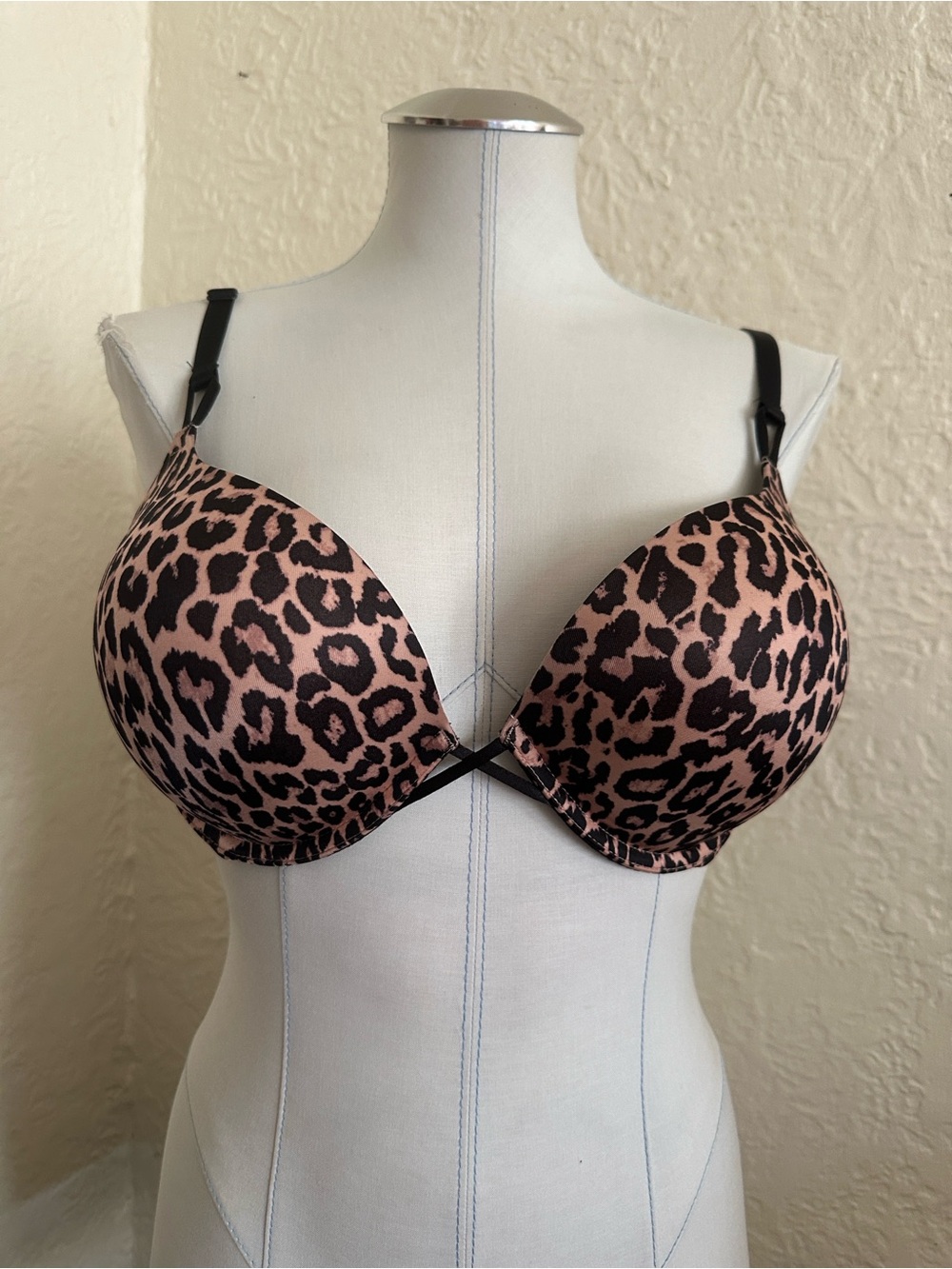 Victoria’s Secret Bombshell Satin Leopard Print Push-Up Bra 38C Most Padding